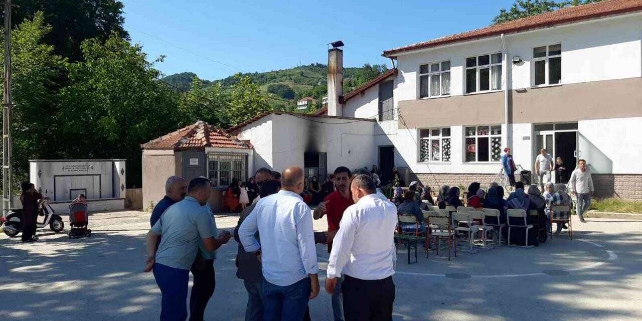 Sinop’ta okulun kapatılmasına vatandaşlardan tepki