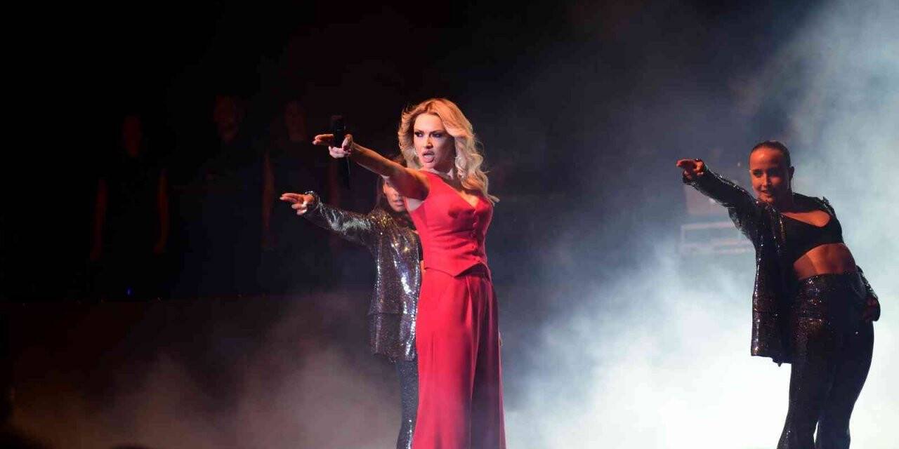 Hadise Bursalıları coşturdu