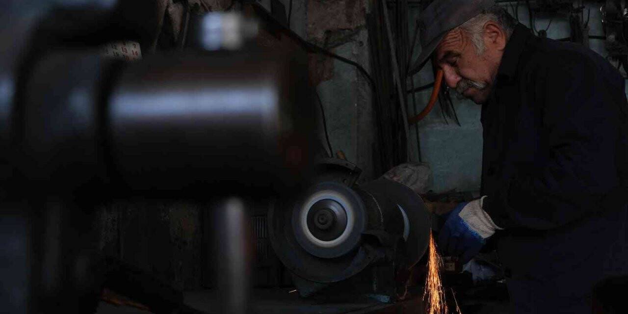 Yarım asırdır demir dövüyor