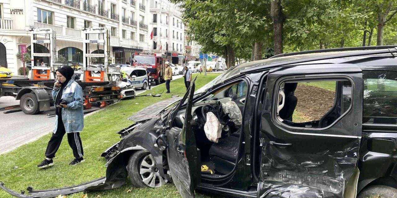 Otomobilin çarptığı araç refüje uçtu