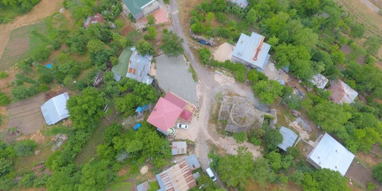 Köyde yan yana bulunan cami ve kilise ilgi görüyor