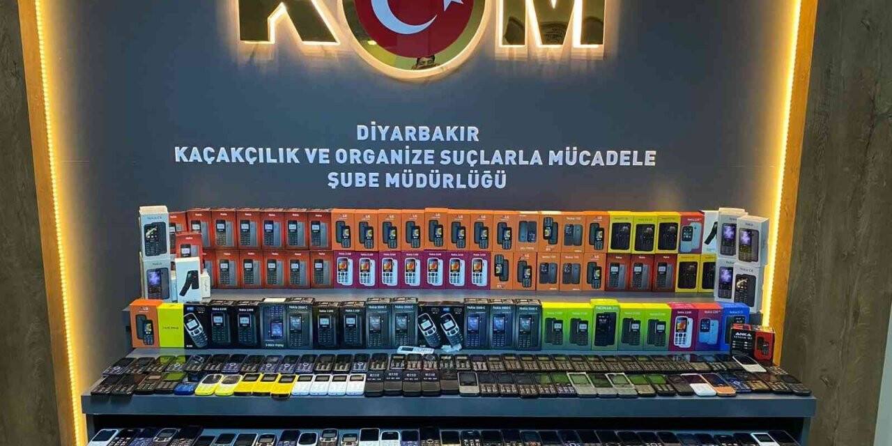 Diyarbakır’da bir araçta 180 adet tuşlu telefon ele geçirildi