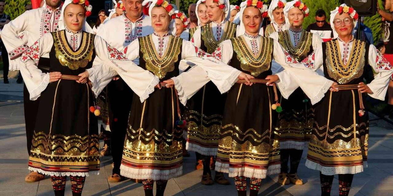 Yerli ve yabancı halk dans gruplarının gösterileri ilgiyle izlendi