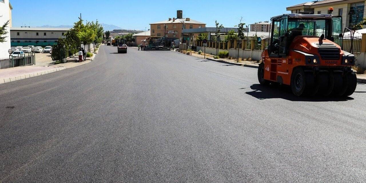 Van Büyükşehir Belediyesi Ethem Dede Caddesi’ni asfaltlıyor