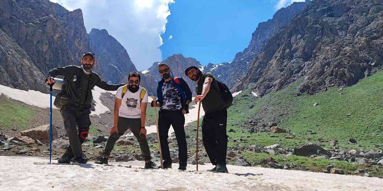Yüksekovalı dağcılardan doğa yürüyüşü