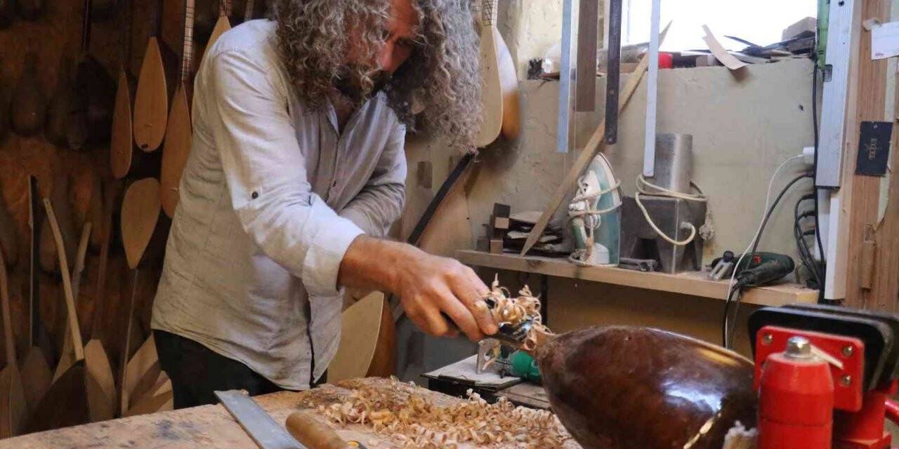 Evinin ağılını atölyeye çevirdi yıllardır bağlama yapıyor