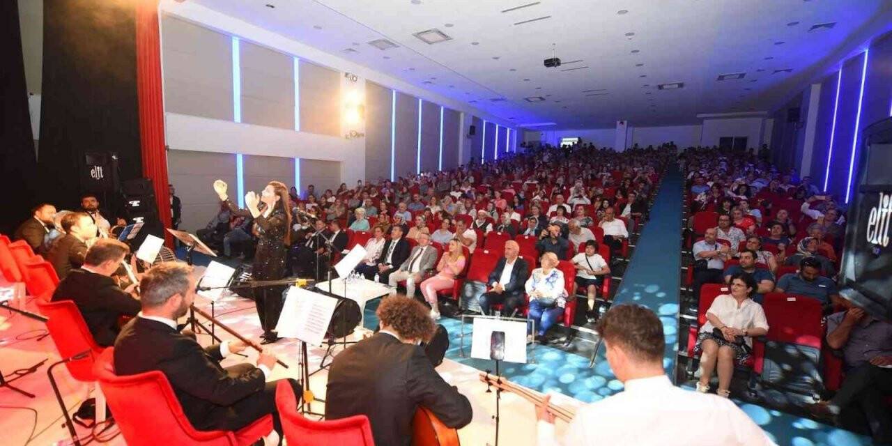 Türk halk müziği konserine yoğun ilgi