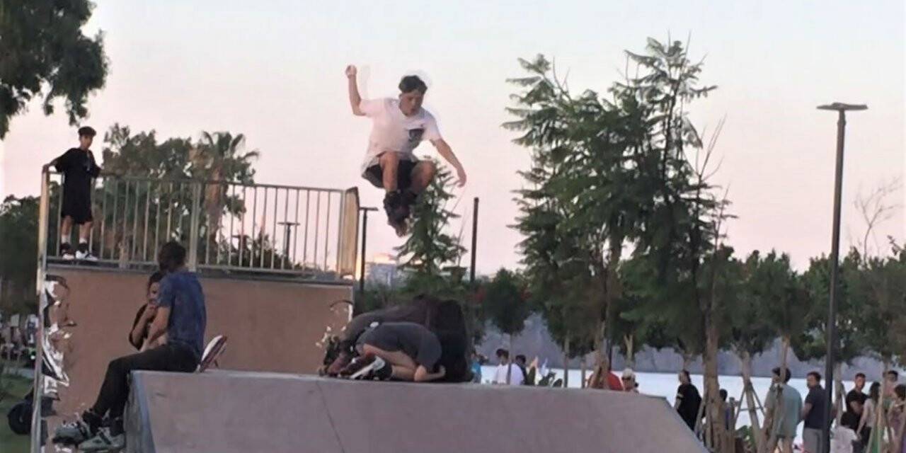 Gençlerden paten rampasına uzanan kızların üzerinde tehlikeli akrobasi