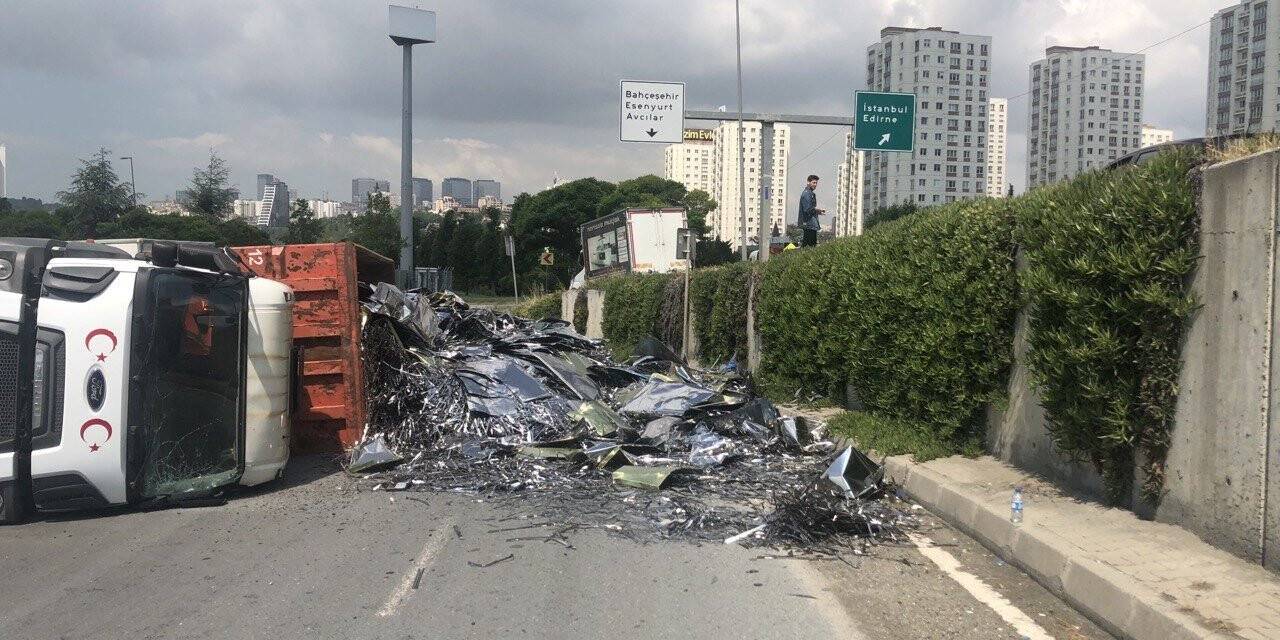 Avcılar’da hurda yüklü kamyon devrildi