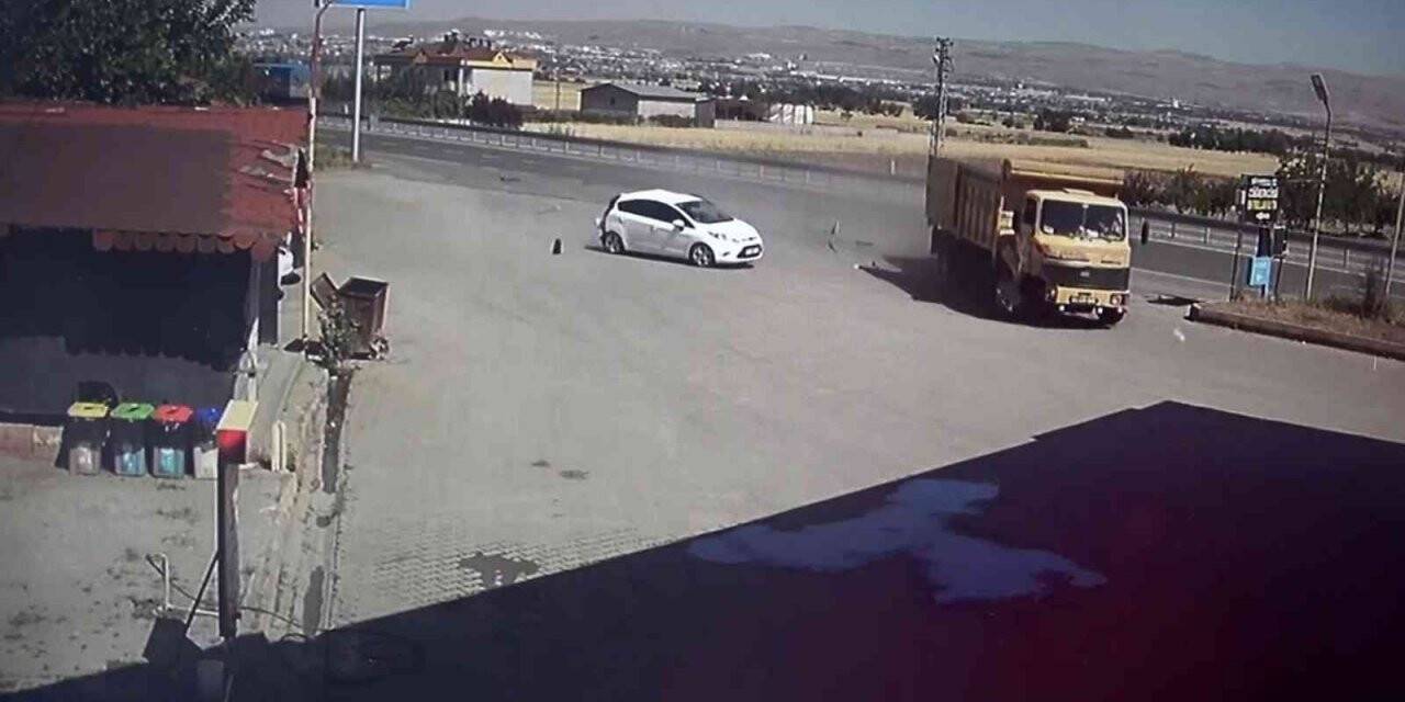 Elazığ’da kamyonun akaryakıt istasyonuna girme anı saniye saniye güvenlik kameralarına yansıdı