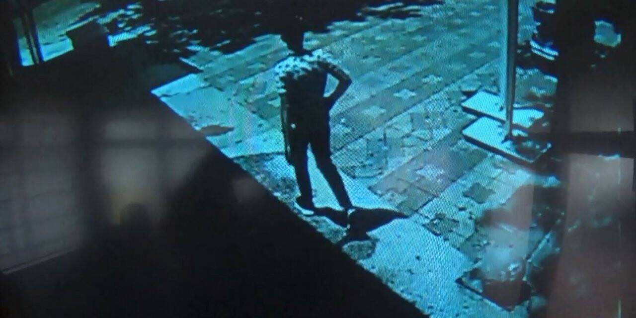 Camide pes dedirten hırsızlık