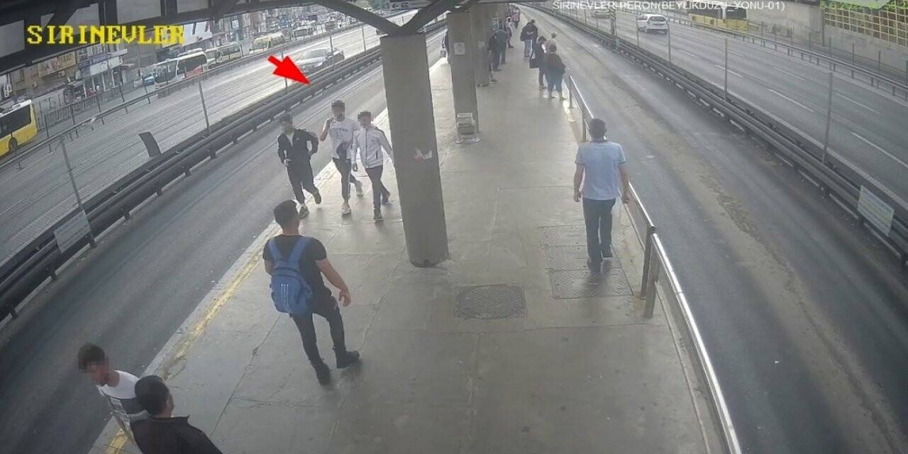 Metrobüsle hırsızlığa gittiler: Şüphelilerden biri kaçarken cüzdanını düşürdü