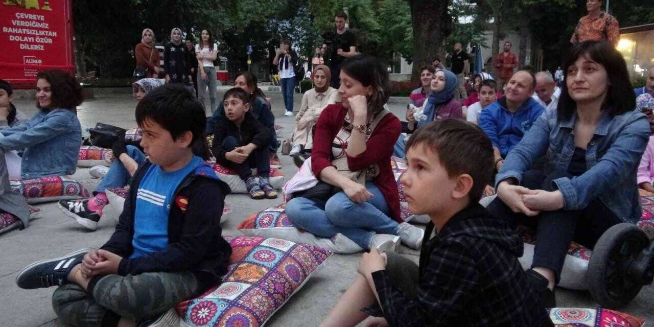 Bursa’da 7’den 70’e masal dünyasına renkli yolculuk