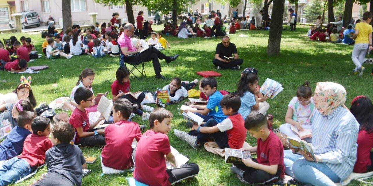 Öğrenciler yaz tatiline kitap okuyarak girdi