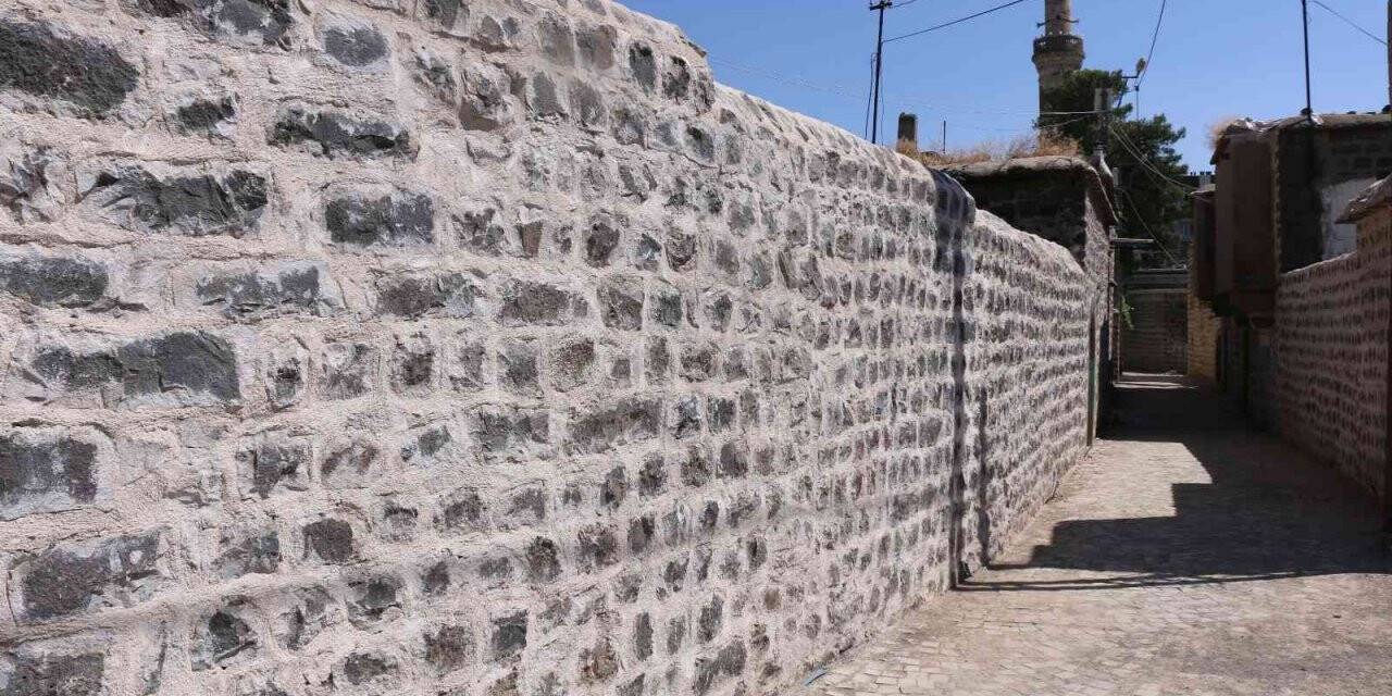 Siverek’in tarih kokan sokakları, aslına uygun hale getiriliyor
