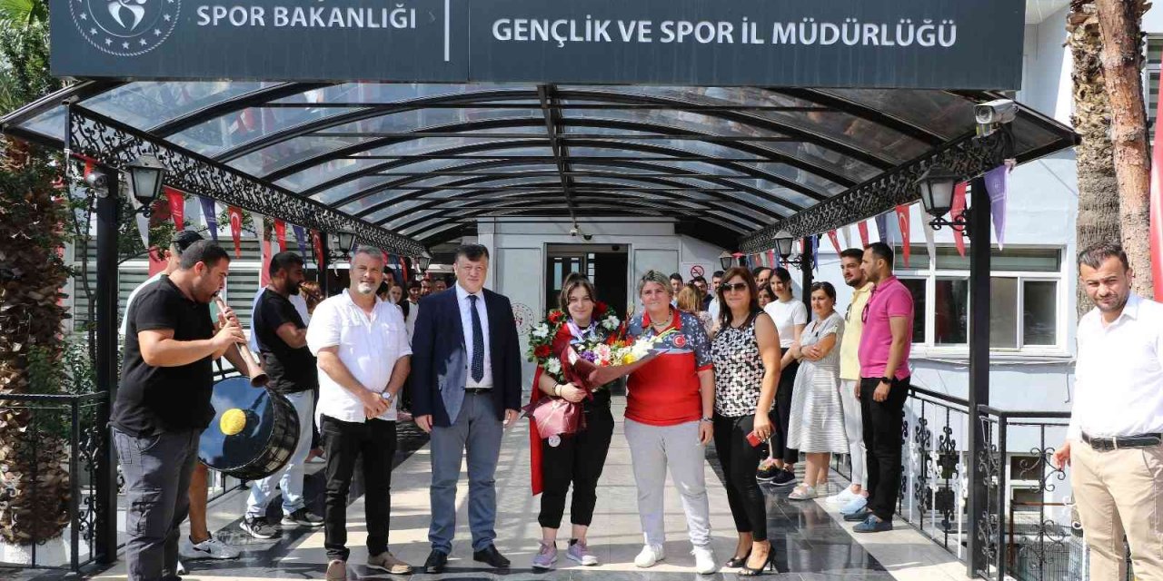 Milli Sporcu Burcu, memleketi Aydın’da çiçeklerle karşılandı