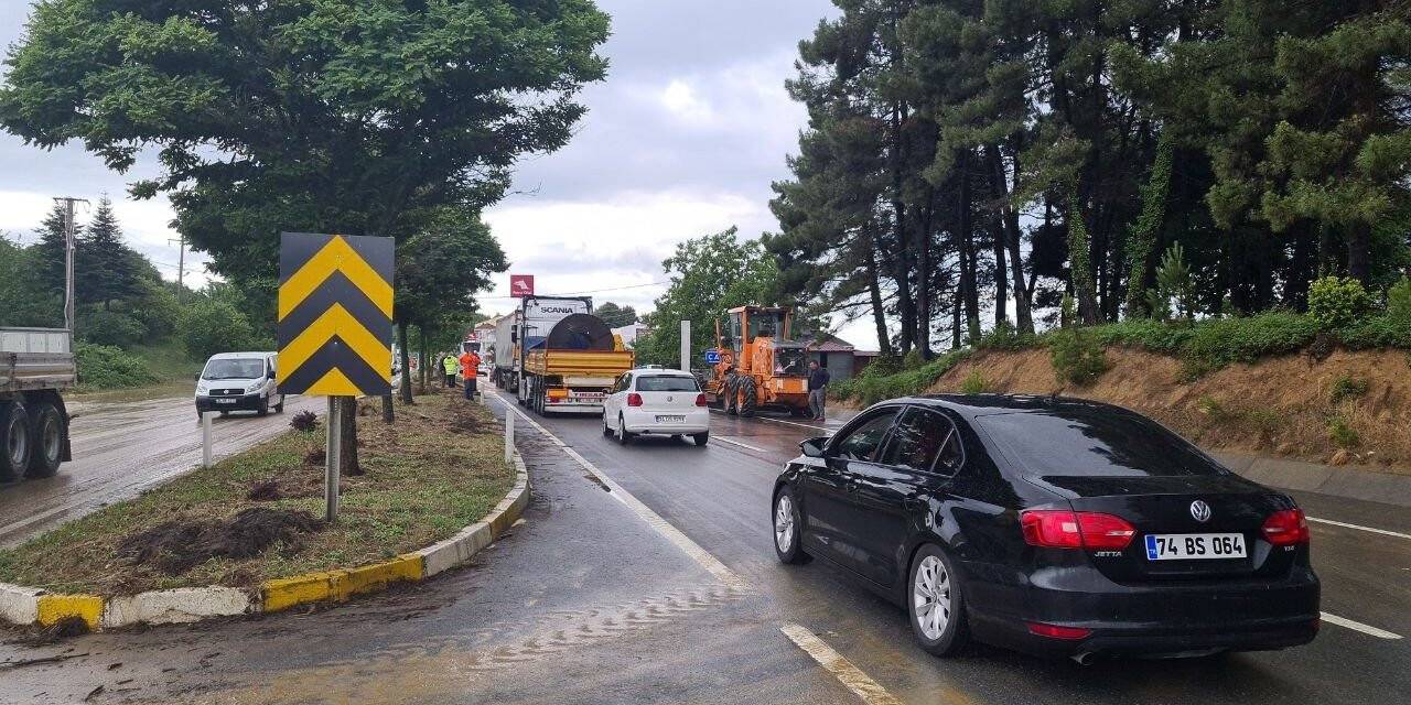 Zonguldak-Düzce yolu sel nedeniyle trafiğe kapandı