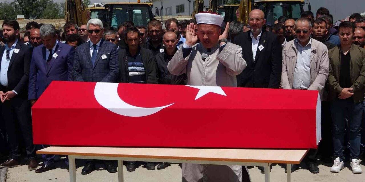 Toprak altında kalarak hayatını kaybeden işçi son yolculuğuna uğurlandı