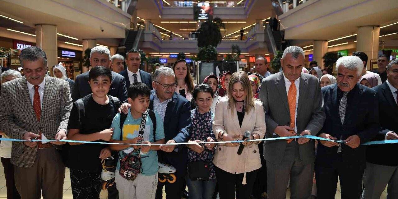 KAYMEK sergisini açan Başkan Büyükkılıç’a sürpriz hediye