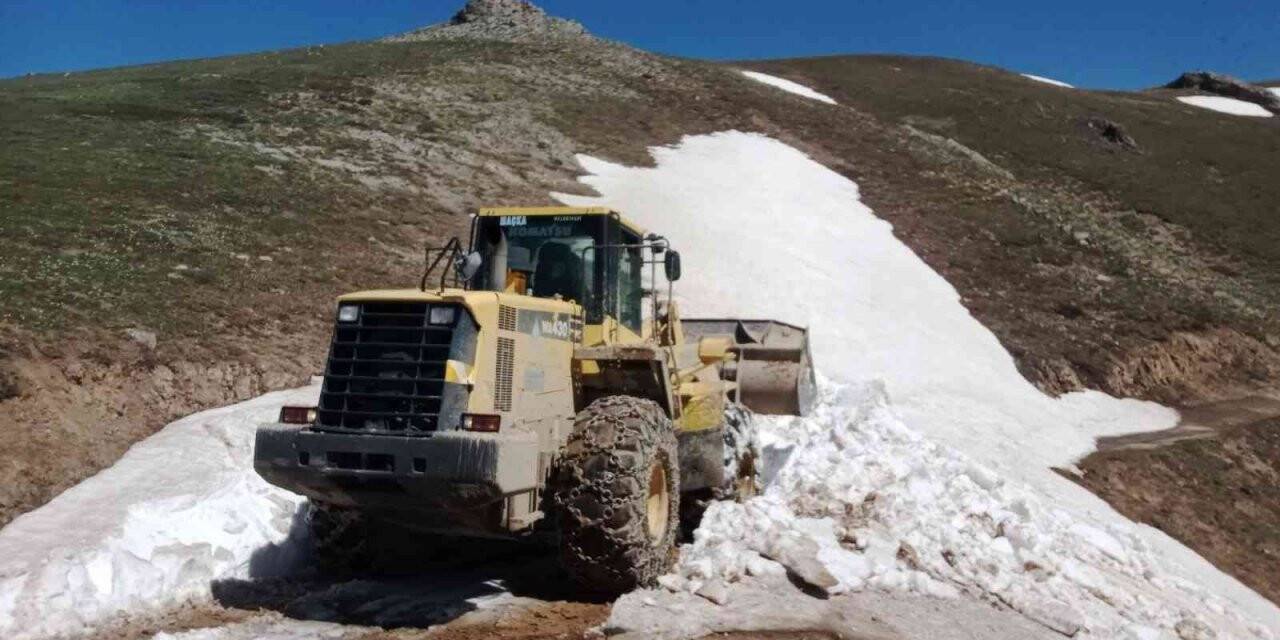 Maçka’da 66 mahallede yol çalışması