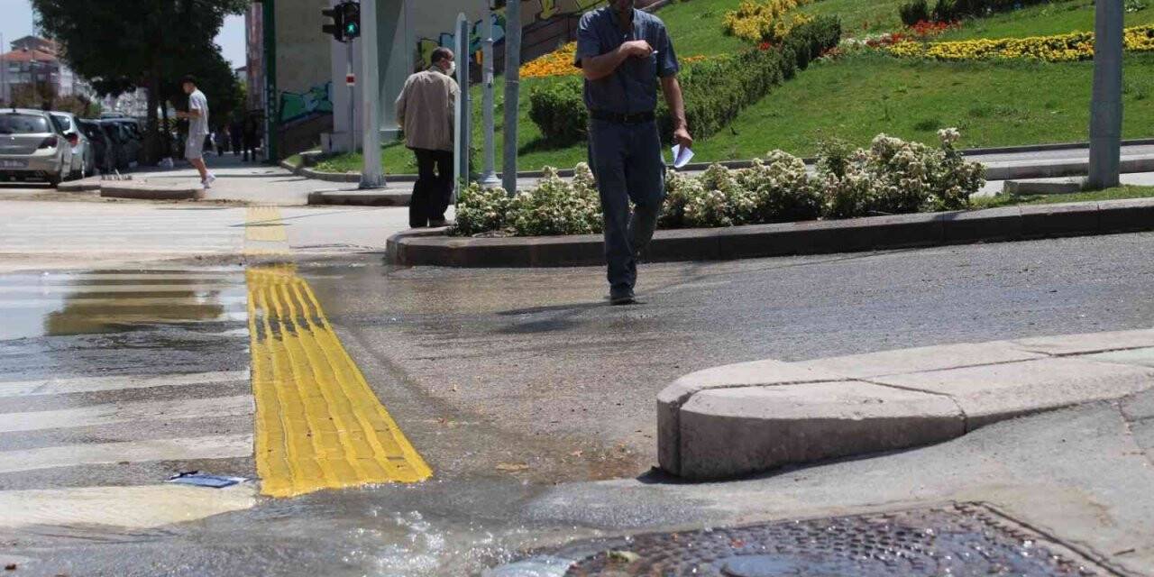 Taşan kanalizasyon suyu vatandaşı çileden çıkardı