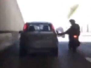 Seyir Halindeki Arabaya Tekme Attı