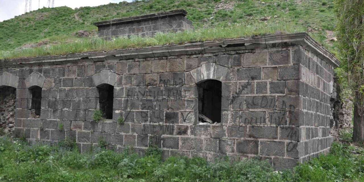 Kars Dereiçi’nde bulunan tarihi hamam yıkılıyor