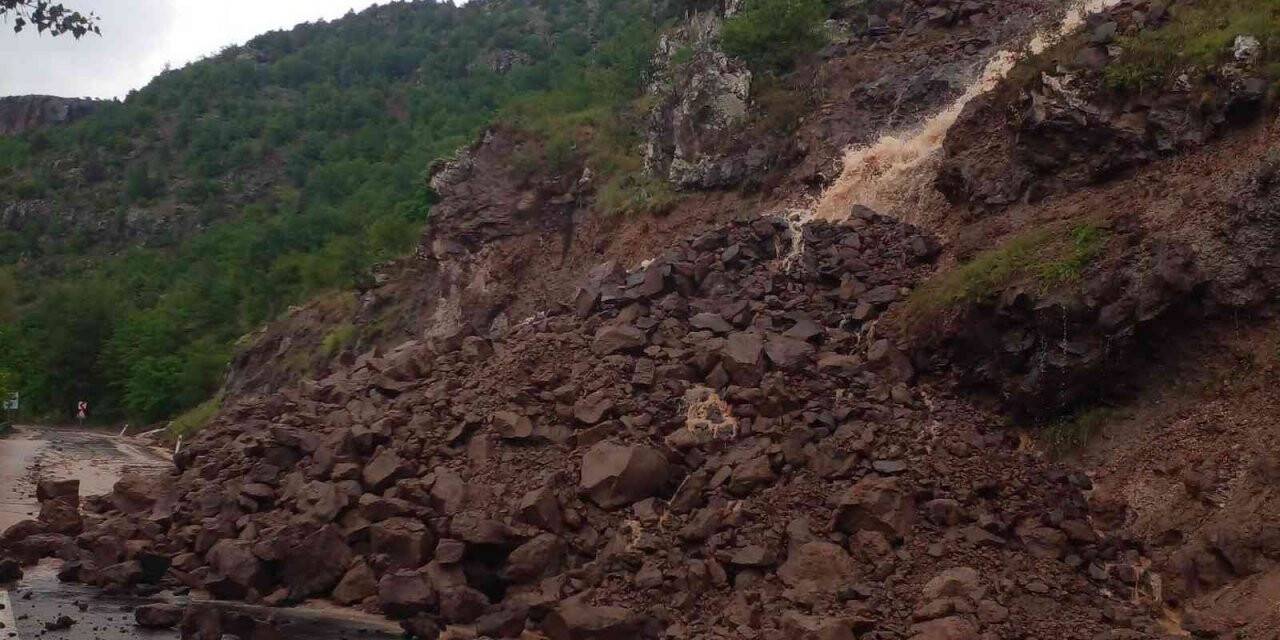 Kıbrıscık’ta yağmur sebebiyle kayan toprak yolu kapattı
