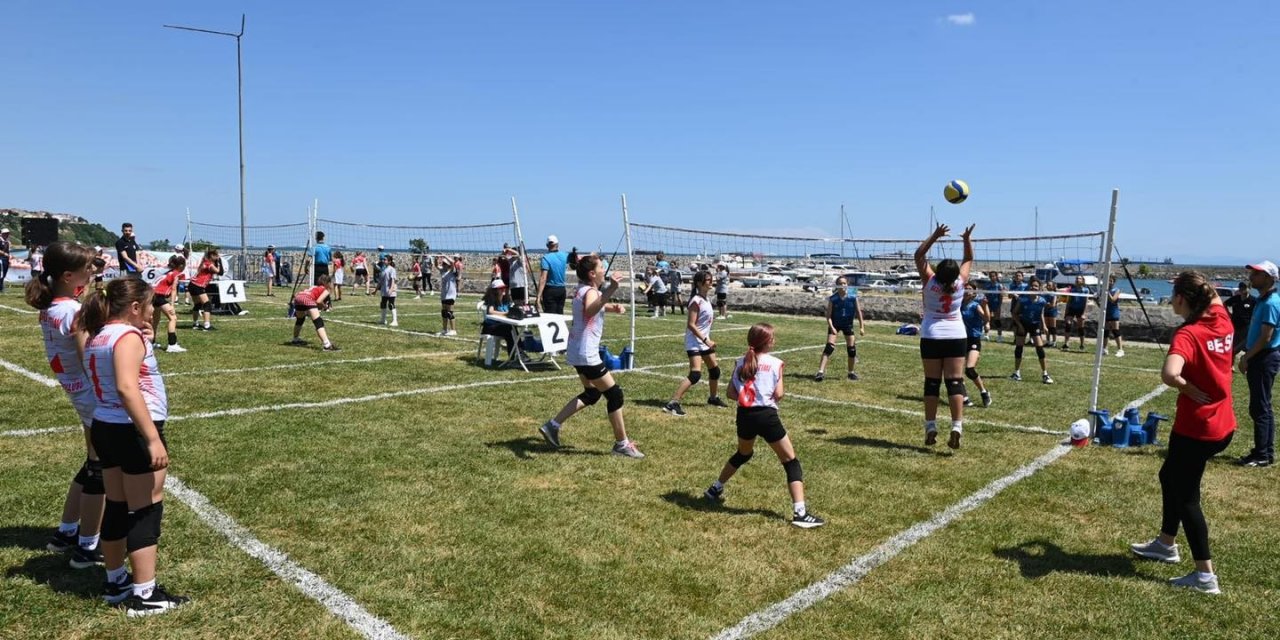 Mini Voleybol Şenliği ile 450 voleybolcu genç eğlence dolu anlar yaşadı