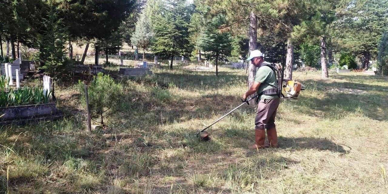 Hisarcık mezarlığında yabani ot temizliği
