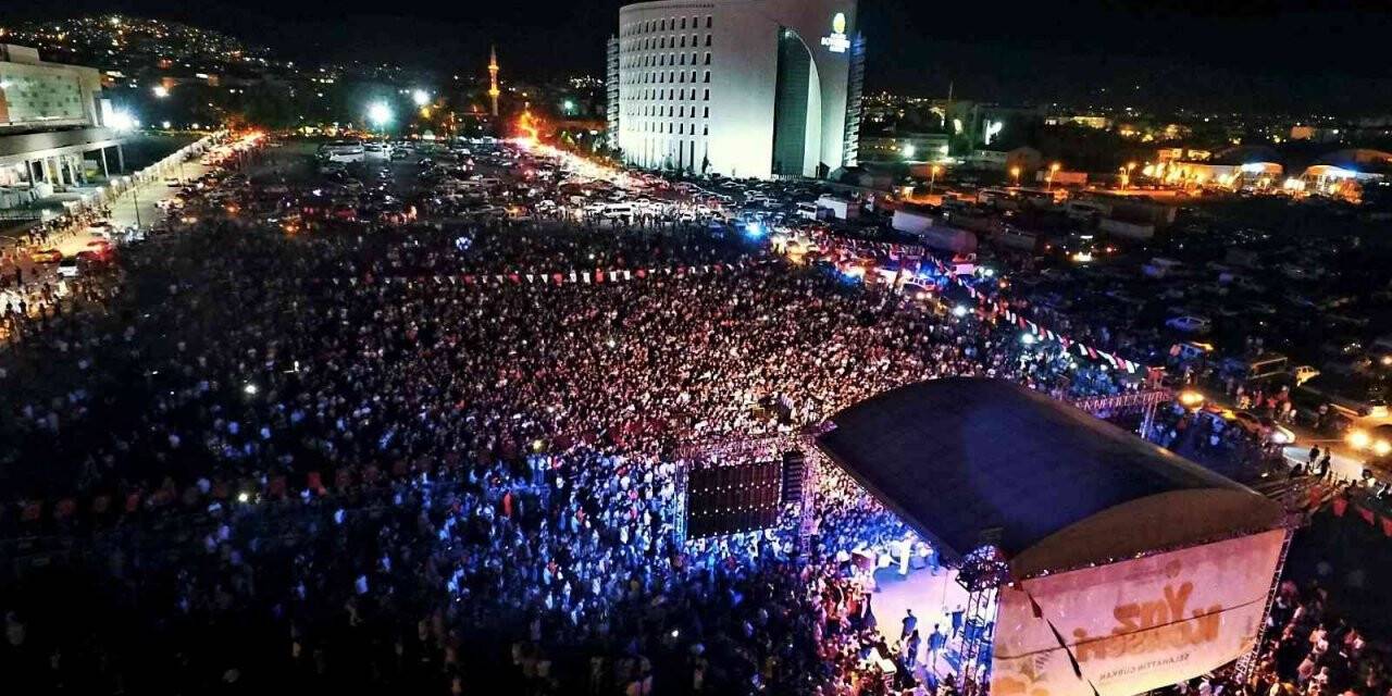 Sınava giren gençler, sınav yorgunluğunu Canbay ve Wolker konserinde attı