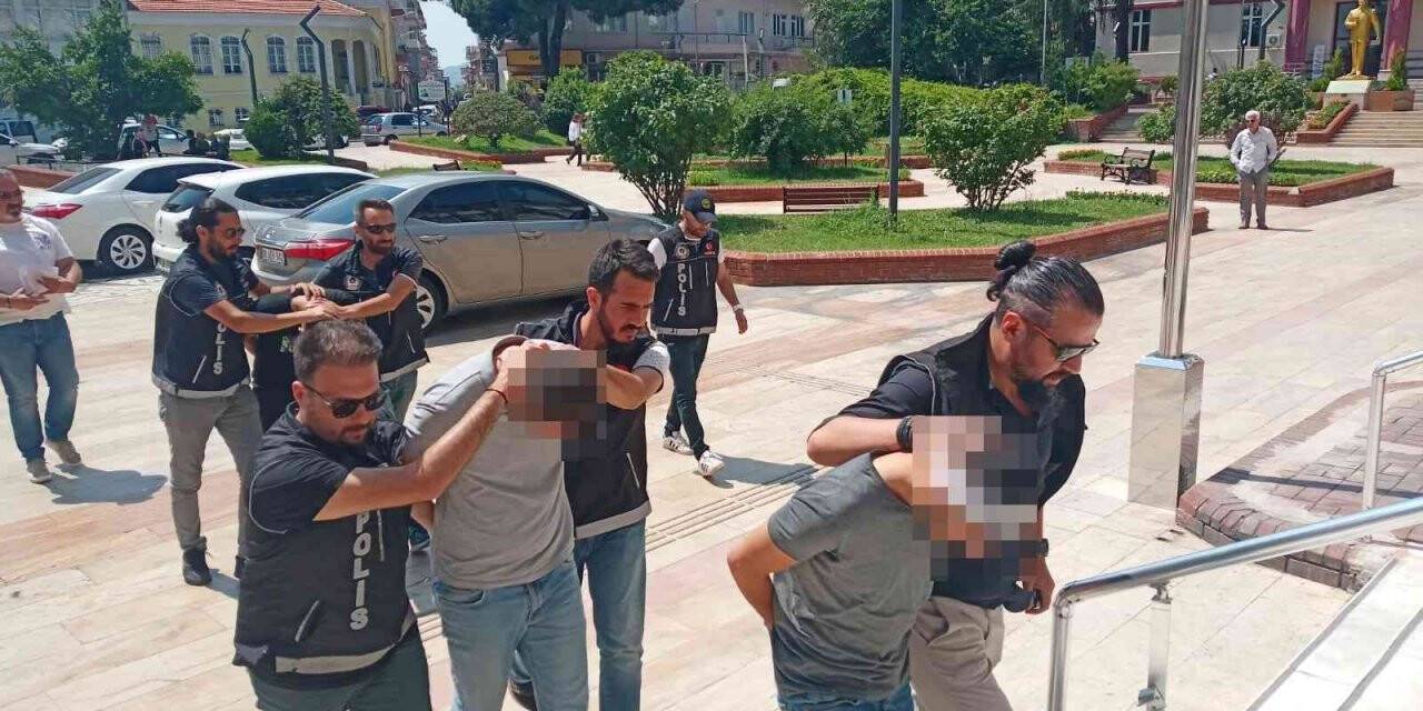 Kovalamacada yere döktükleri 1 kilo uyuşturucu ile yakalandılar