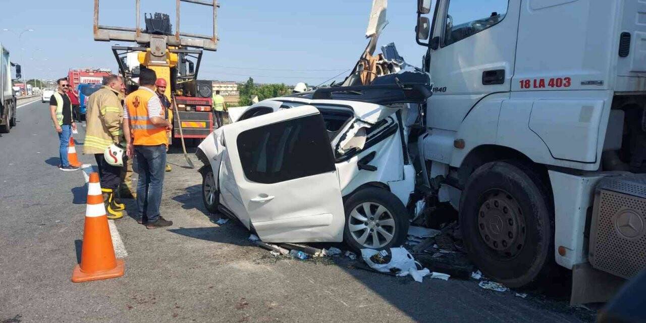 Silivri’de iki tırın arasında kalan otomobildeki 5 kişi yaralandı
