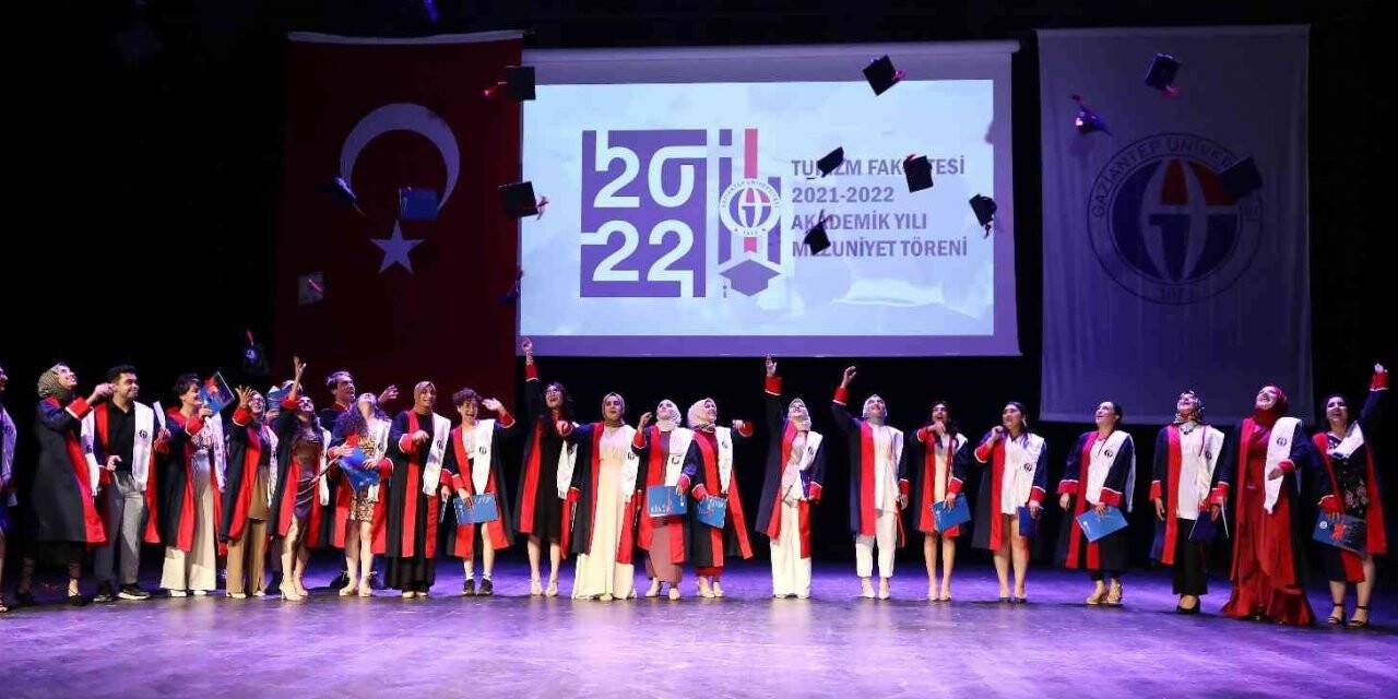 GAÜN Turizm Fakültesi mezunları yeni yaşamlarına uğurlandı