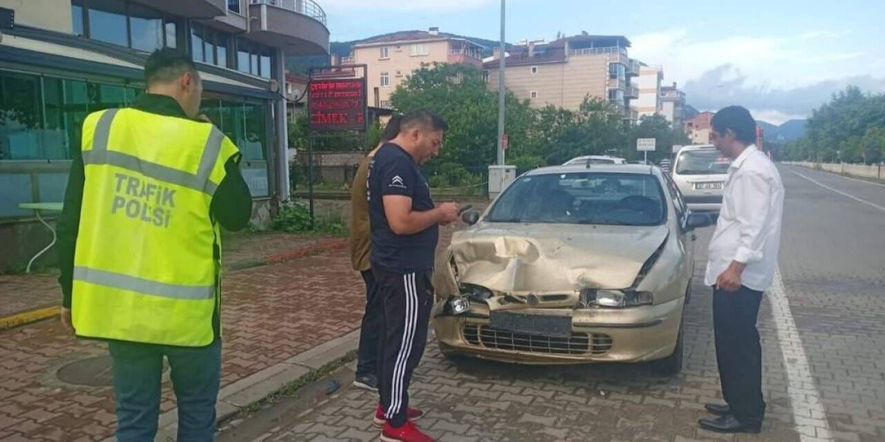 Yoldan çıkan araç, önce işaret tabelasına sonra çöp bidonlarına çarptı