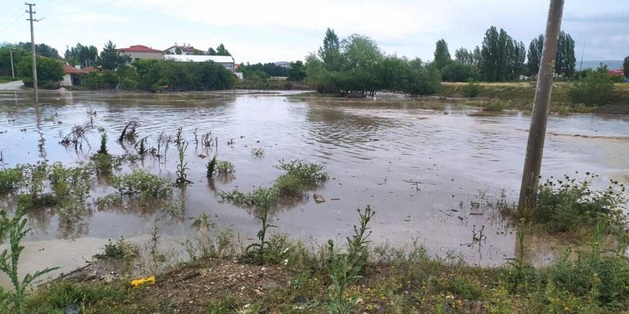 Çubuk’ta yoğun yağış sele neden oldu