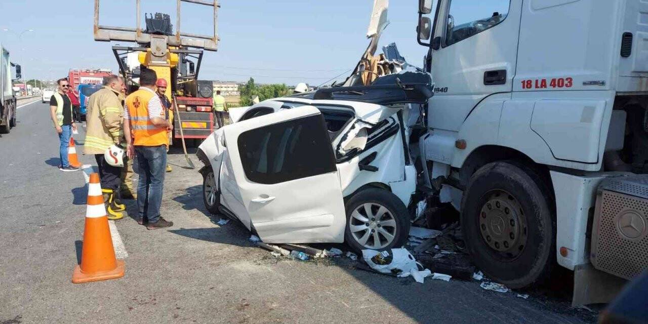 TEM Otoyolu’nda iki tır bir otomobilin karıştığı kazada 5 kişi yaralandı