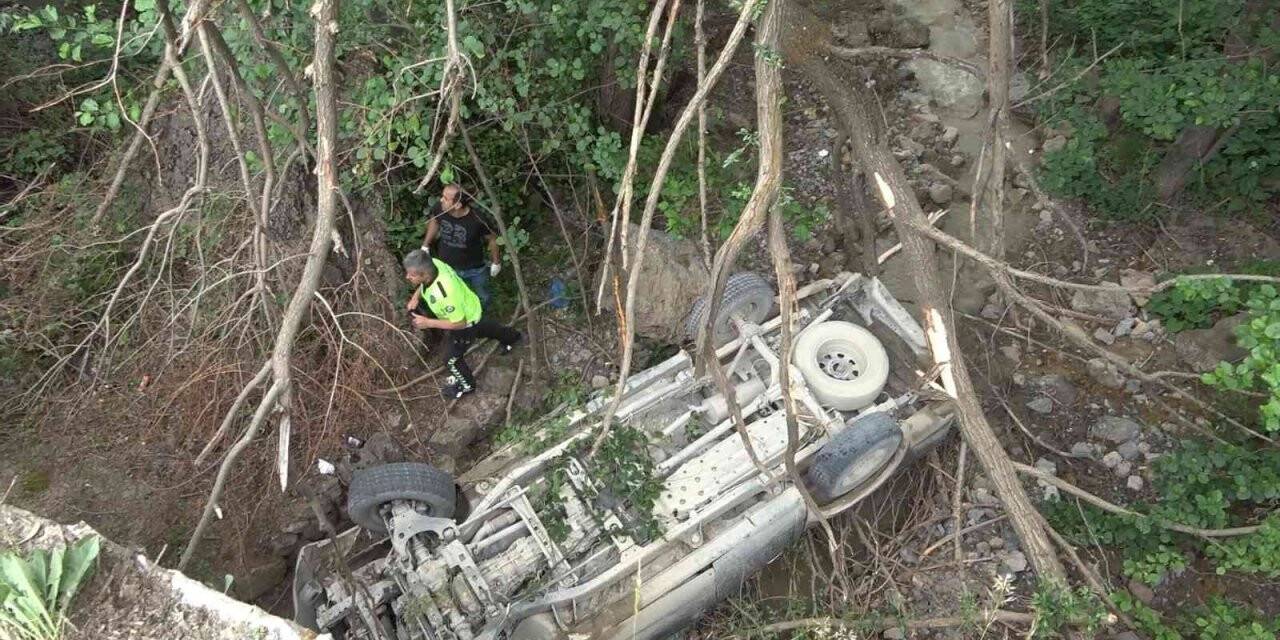Gümüşhane’de işçileri taşıyan kamyonet köprüden düştü: 4 yaralı