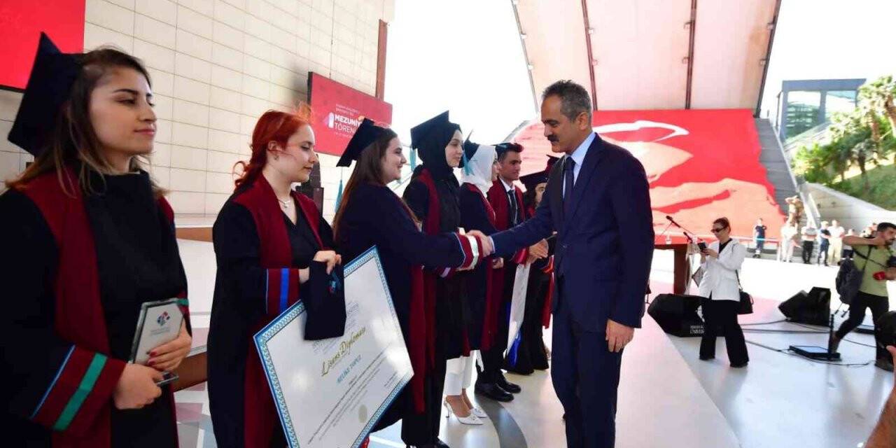 Bakan Özer, HKÜ’nün mezuniyet törenine katıldı