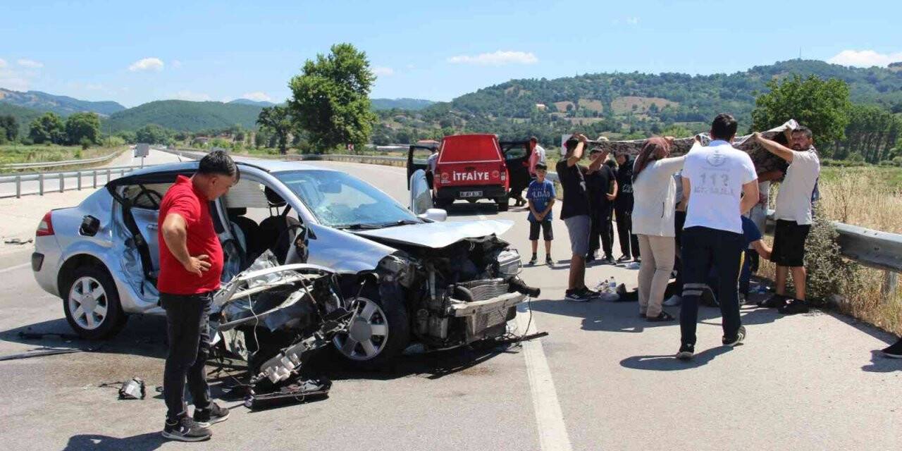 Kontrolden çıkan otomobil bariyerlere çarptı: 1 ölü, 1 yaralı