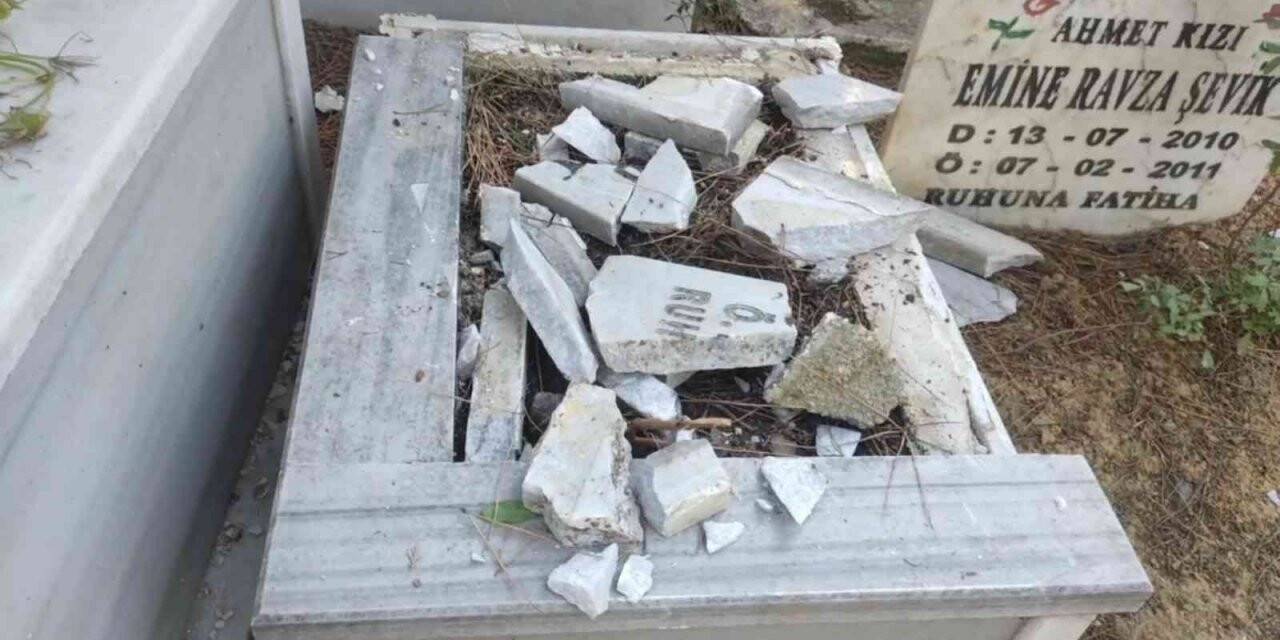 Bebek mezarlarının taşlarını parçaladılar