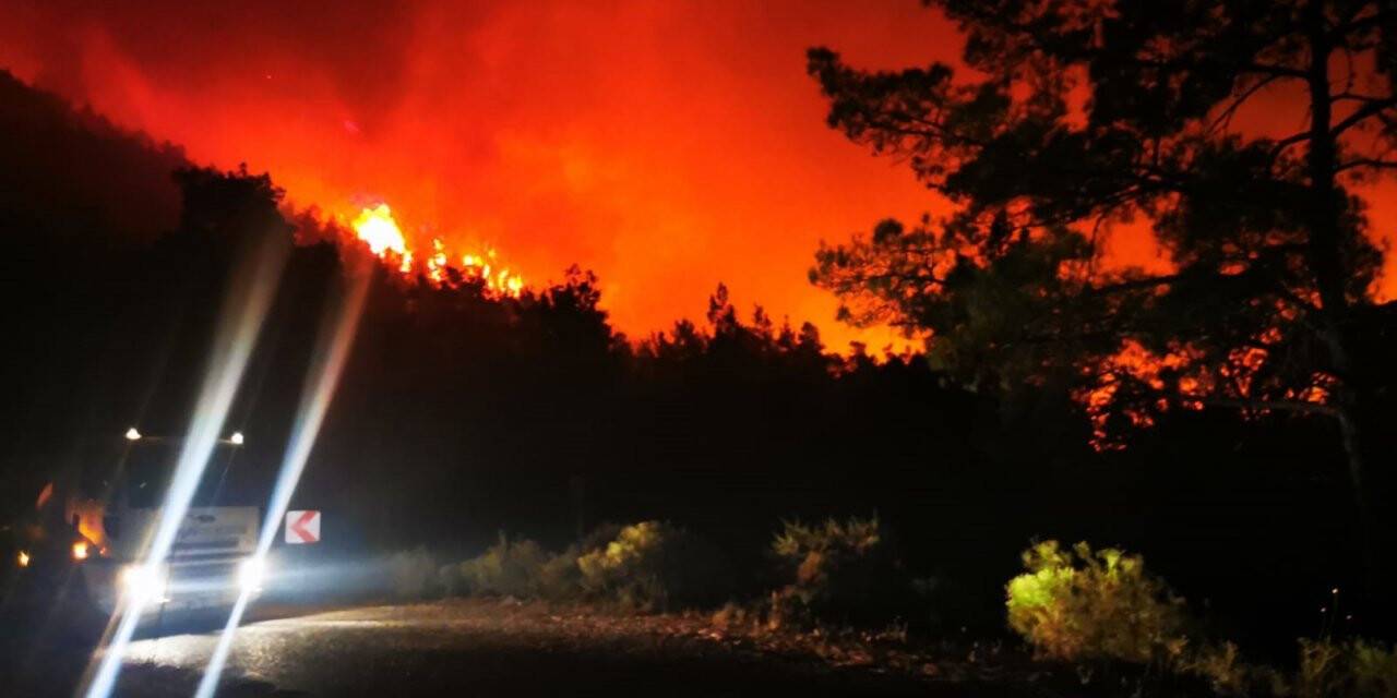 Alevler gökyüzünü kızıla bürüdü