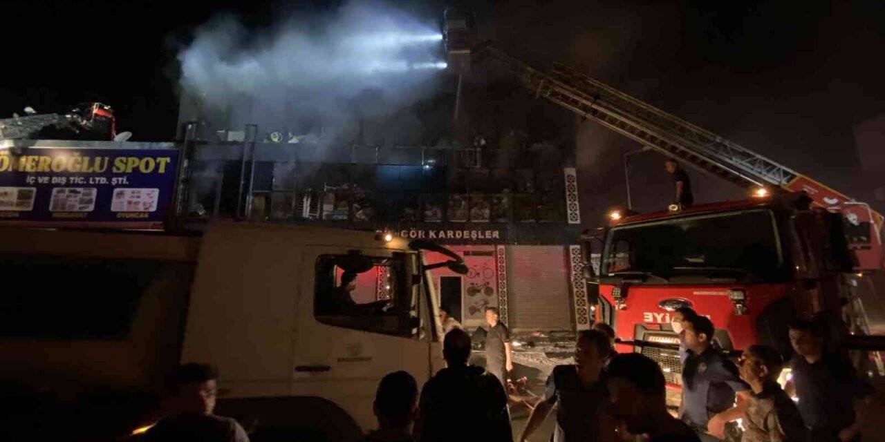 Diyarbakır’da gıda toptancılar sitesinde yangın çıktı. Yaklaşık iki saattir kontrol altına alınmaya çalışılan yangında söndürme çalışmaları devam ediyor.