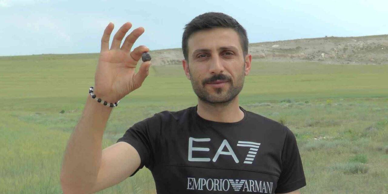 Tarlada yürürken göktaşı buldu