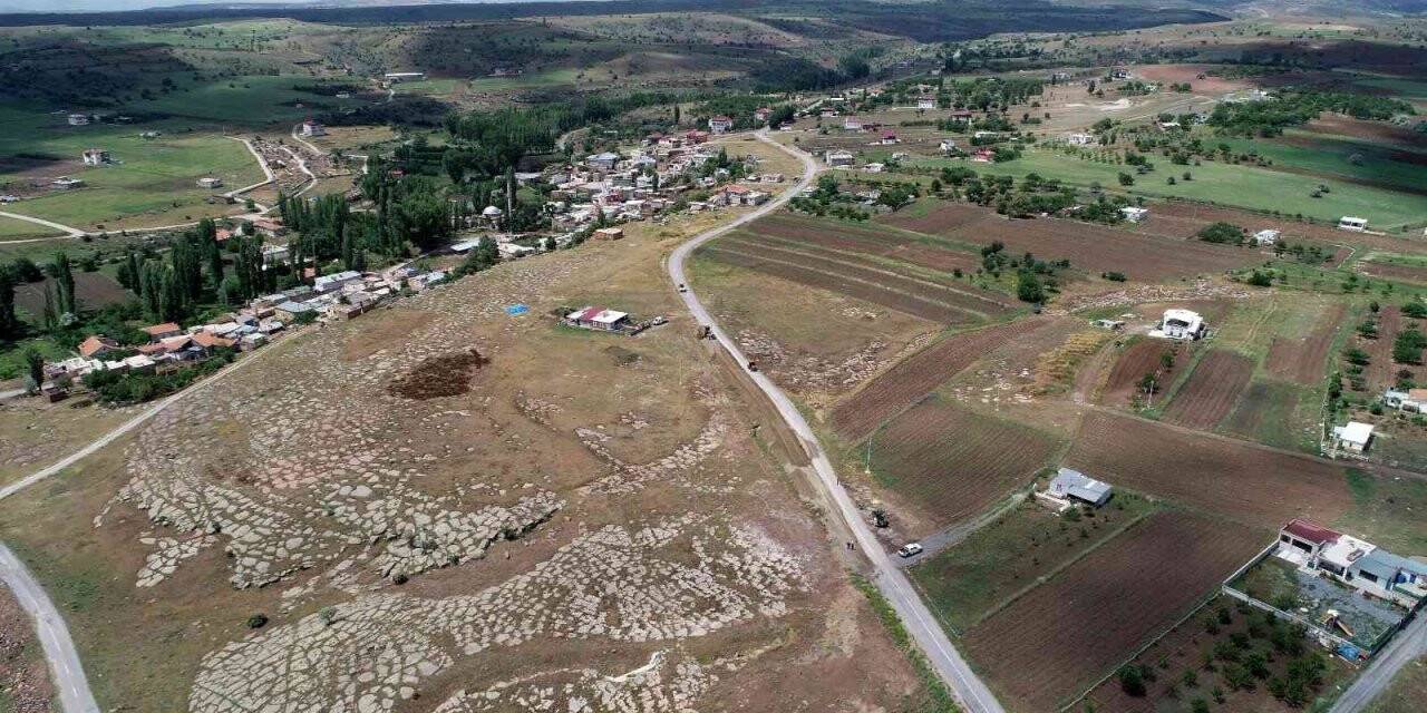 Talas kırsalında yollar genişliyor