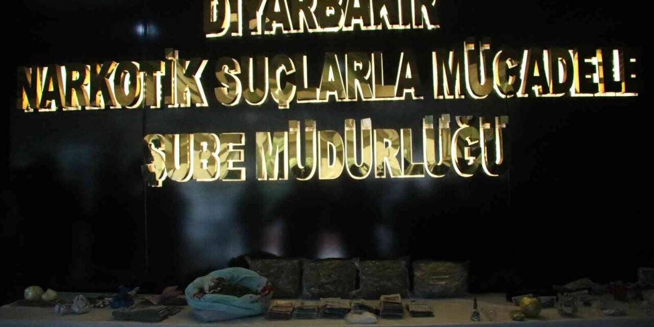 Türkiye’nin en büyük uyuşturucu operasyonunda ele geçirilen suç unsurları sergilendi