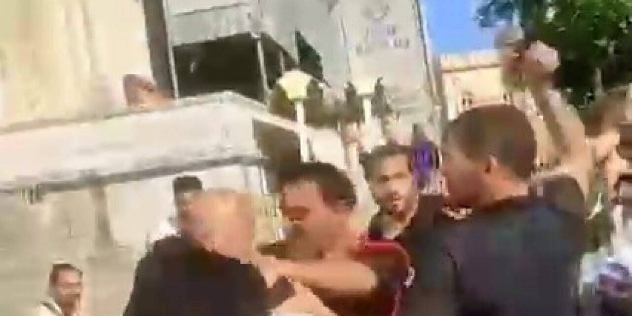 Ahsen TV Muhabiri Bülent Yapraklıoğlu, Eminönü’nde darp edildi