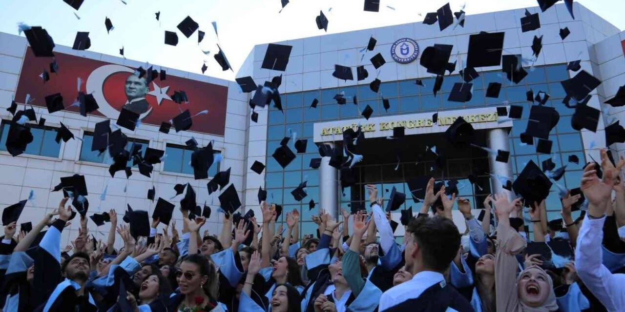 Aydın MYO’da öğrencilerin mezuniyet sevinci