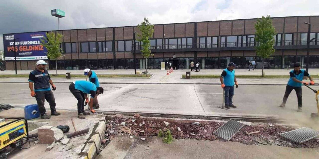 Büyükşehir yol bakım timi görev başında