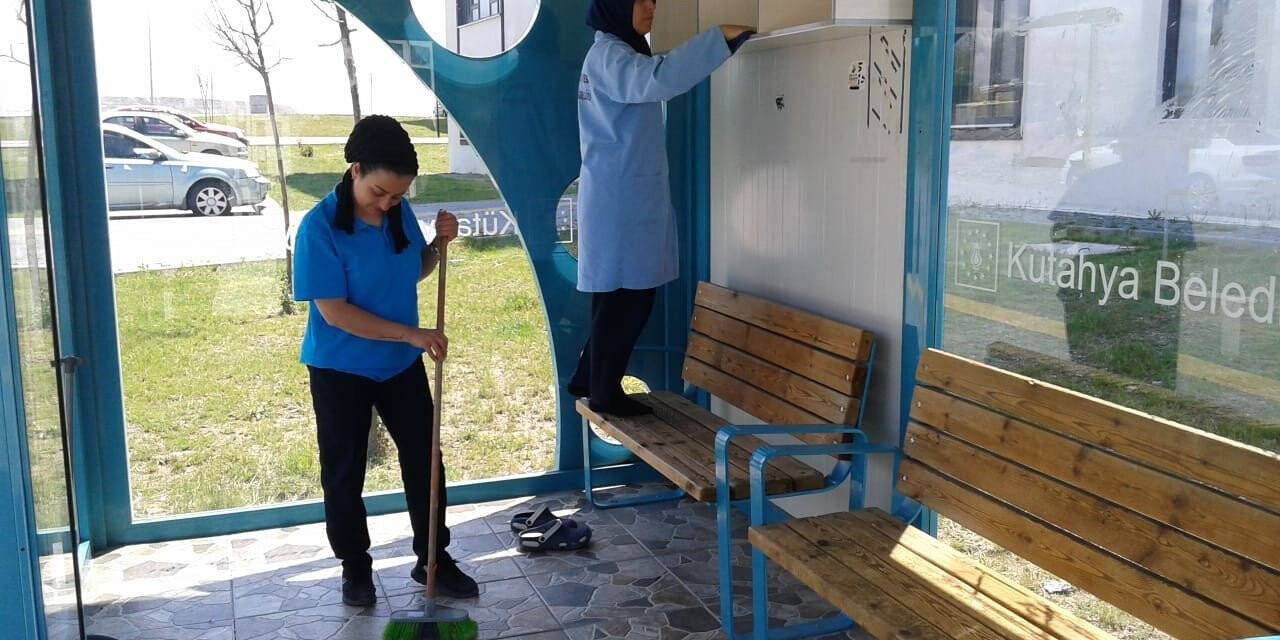 Otobüs duraklarında temizlik çalışması